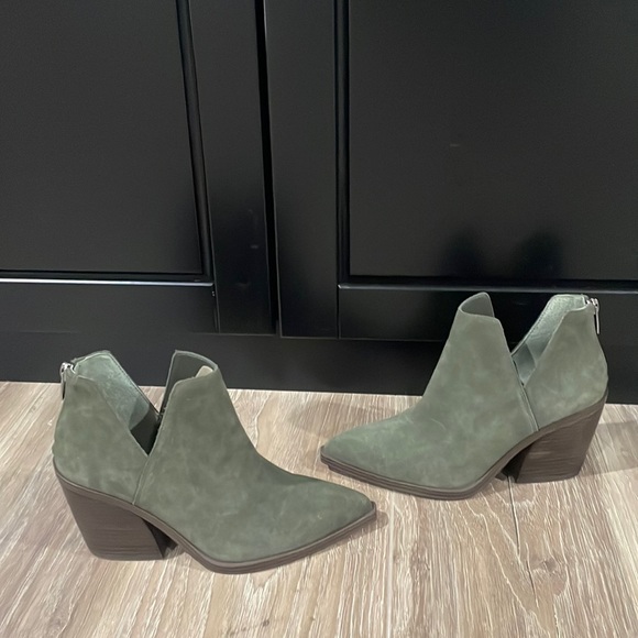 NWT Vince Camuto Gigietta Suede bootie - Picture 1 of 6